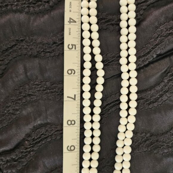 Vintage White Milk Glass Necklace - Picture 2 of 6